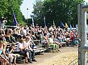 Zuschauer auf der kleinen Tribüne