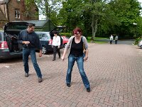 Ein paar Tanzschritte vor unserem Hotel außerhalb Edinburgh - zur Auflockerung