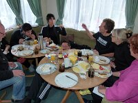 gemeinsam in einer Unterkunft essen - da muß man sich schon mal klein machen