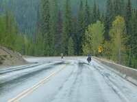 Radfahrer im Gebirge und bei Regen . . .
