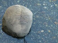 hier liegen seltsame Steine