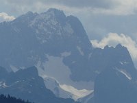 Wer ganz genau hinsieht entdeckt die Zugspitze, aus Richtung Krün fotografiert