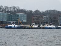 Mit diesen Bugsier-Schleppern (oder so ähnlich) werden die Ozeanriesen hin- und hergeschubst