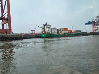 noch ein Containerschiff vorm Beladeterminal