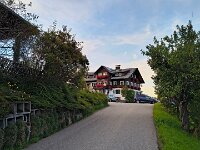 Blick aus Richtung Bushaltestelle auf unsere Unterkunft